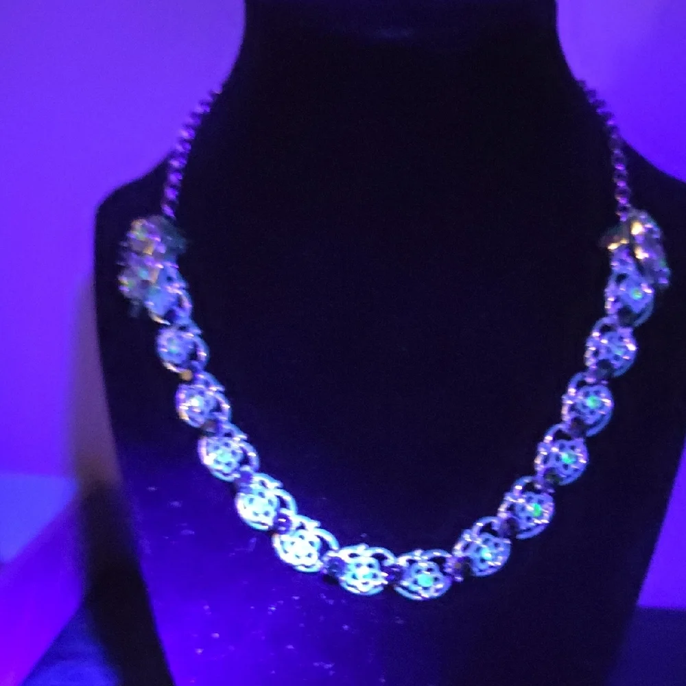 Gold-Tone NECKLACE and EARRINGS set with URANIUM glass crystals - Picture 12 of 13